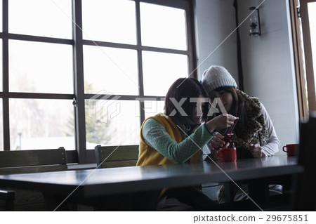 一個女人看著一部手機 一個女人看著一部手機 29675851