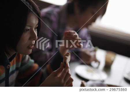 一個女人用麵包 29675860