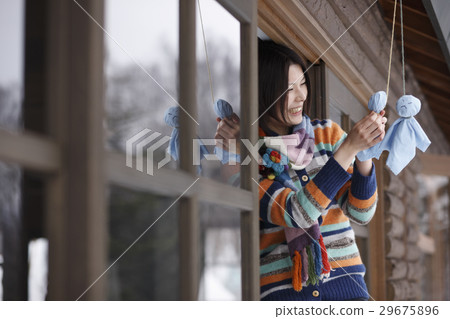 A woman who lowers a tobrubu A woman who lowers a tobrubu 29675896