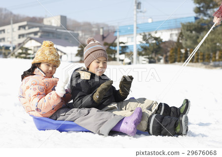 孩子們玩雪橇 29676068