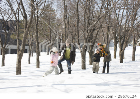 家庭在雪原上玩 家庭在雪原上玩 29676124