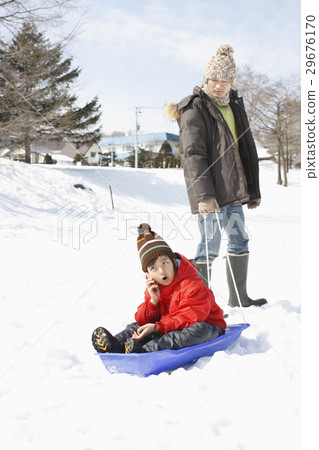 一位父親正在玩雪橇 29676170