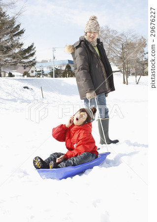 一位父親正在玩雪橇 29676227