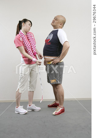 一對夫婦測量腰圍 29676344