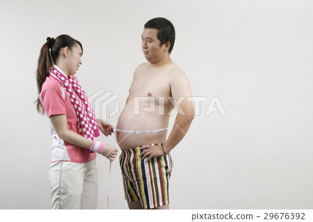一對夫婦測量腰圍 29676392