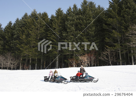 父母和孩子騎雪地摩托車 29676404