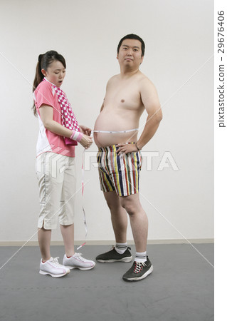 一對夫婦測量腰圍 29676406