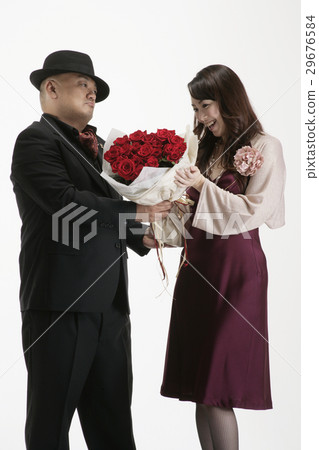 一個男人把花交給女人 29676584