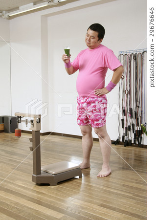 Male drinking green juice 29676646