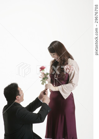 一個男人把鮮花遞給一個女人 29676708