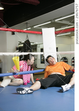 看一個人的婦女坐 29676757