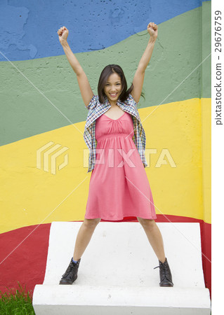 站立在長凳的一個少婦 29676759