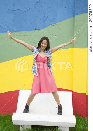 站立在長凳的一個少婦 站立在長凳的一個少婦 29676869