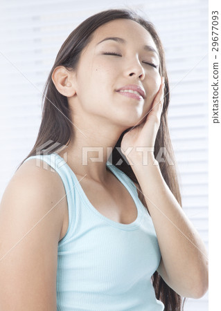 把她的手放的一個少婦在他的面頰上 把她的手放的一個少婦在他的面頰上 29677093