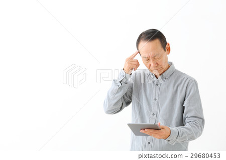 Tablet senior male 29680453