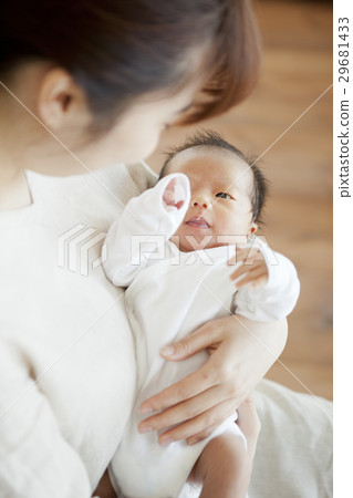 新生兒的母親和孩子 新生兒的母親和孩子 29681433