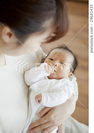 新生兒的母親和孩子 新生兒的母親和孩子 29681435