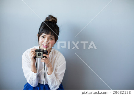 斯堪的納維亞婦女的肖像相機的女人 斯堪的納維亞婦女的肖像相機的女人 29682158