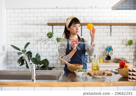 北歐女孩廚房婦女烹調 29682291