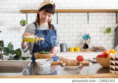 北歐女孩廚房婦女烹調 29682301