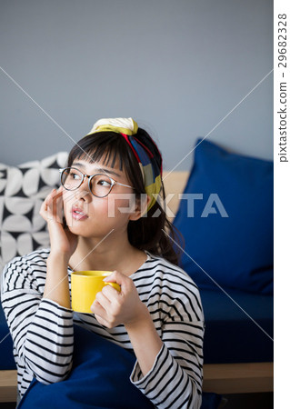 放鬆在斯堪的納維亞女孩屋子裡的婦女 29682328