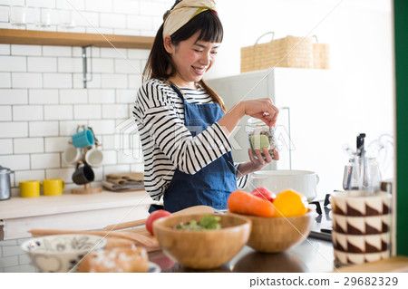 北歐女孩廚房婦女烹調 北歐女孩廚房婦女烹調 29682329