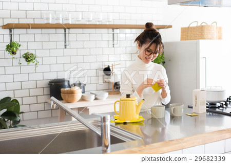 斯堪的納維亞女孩廚房做茶的女人 29682339