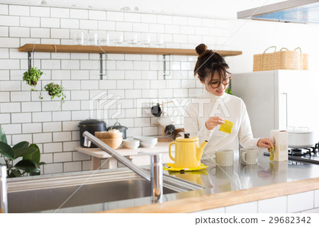 斯堪的納維亞女孩廚房做茶的女人 斯堪的納維亞女孩廚房做茶的女人 29682342