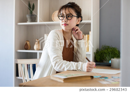 寫女人的斯堪的納維亞女孩 寫女人的斯堪的納維亞女孩 29682343