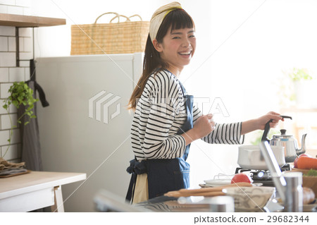 站立在斯堪的納維亞女孩廚房裡的婦女 站立在斯堪的納維亞女孩廚房裡的婦女 29682344