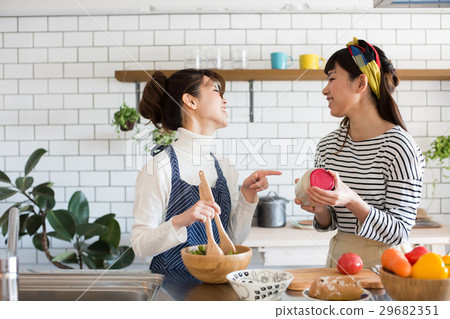 斯堪的納維亞女孩廚房食物婦女朋友 斯堪的納維亞女孩廚房食物婦女朋友 29682351