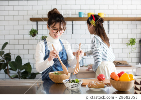 斯堪的納維亞女孩廚房食物婦女朋友 29682353
