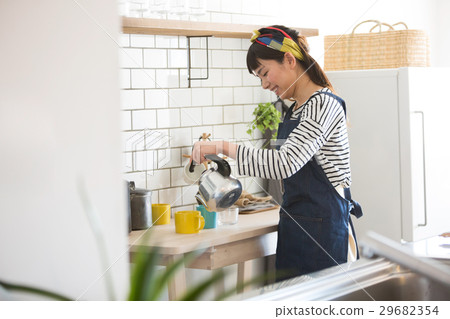 站立在斯堪的納維亞女孩廚房裡的婦女 29682354
