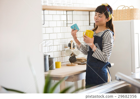 站立在斯堪的納維亞女孩廚房裡的婦女 站立在斯堪的納維亞女孩廚房裡的婦女 29682356