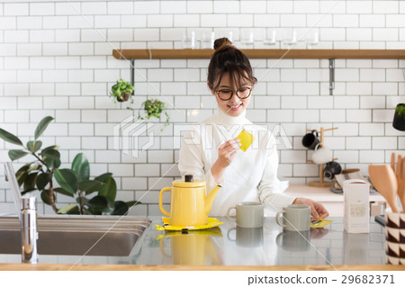 Scandinavian girls kitchen Women who make tea Scandinavian girls kitchen Women who make tea 29682371