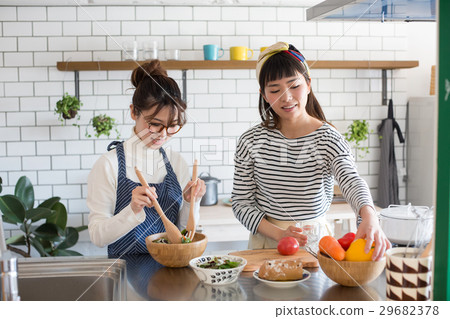 斯堪的納維亞女孩廚房食物婦女朋友 斯堪的納維亞女孩廚房食物婦女朋友 29682378