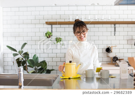 斯堪的納維亞女孩廚房做茶的女人 29682389