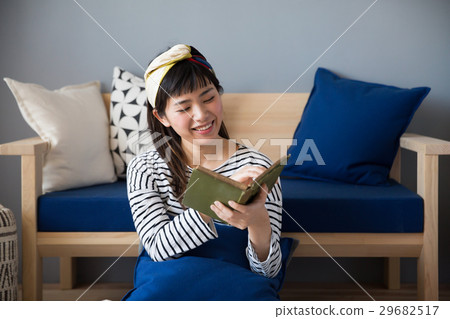 讀斯堪的納維亞女孩書的婦女 29682517