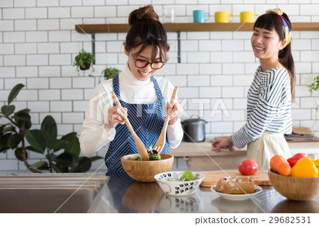 斯堪的納維亞女孩廚房食物婦女朋友 斯堪的納維亞女孩廚房食物婦女朋友 29682531