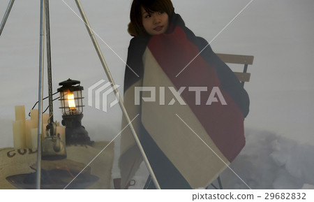 A woman who plays a bonfire on snow A woman who plays a bonfire on snow 29682832