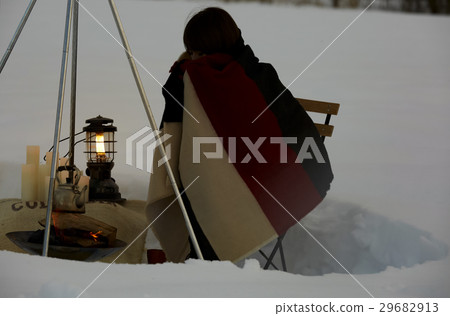 在雪上玩篝火的女人 29682913