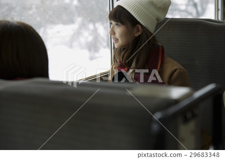 冬季女孩旅行雪景區本地線 29683348