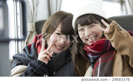 冬季女孩旅行雪景區本地線 29683376