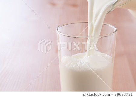 Pour milk Pour milk 29683751