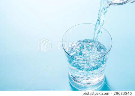 Pour water Pour water 29683840