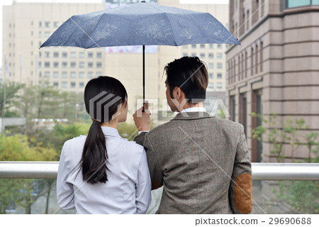情侶在雨中撐傘 29690688