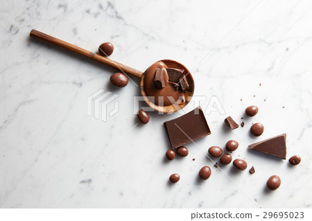 wooden spoon with chocolate 29695023