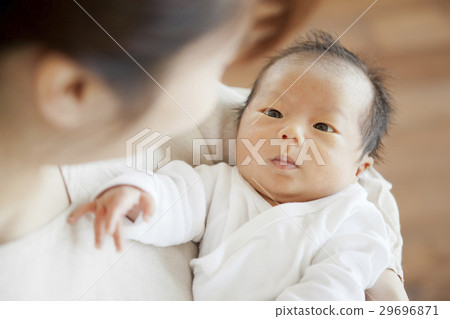 新生兒的母親和孩子 29696871