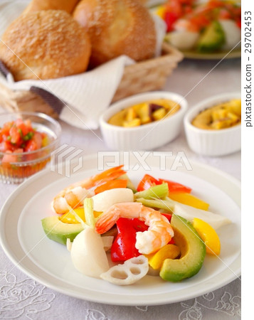 薩爾薩醬蝦和蒸蔬菜的午餐(垂直位置) 薩爾薩醬蝦和蒸蔬菜的午餐(垂直位置) 29702453