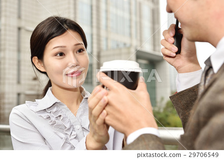 情侶在雨中撐傘 情侶在雨中撐傘 29706549